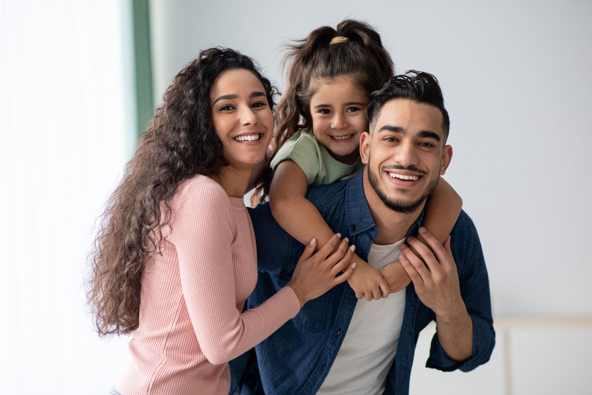 Familia proyectando la compra de una vivienda